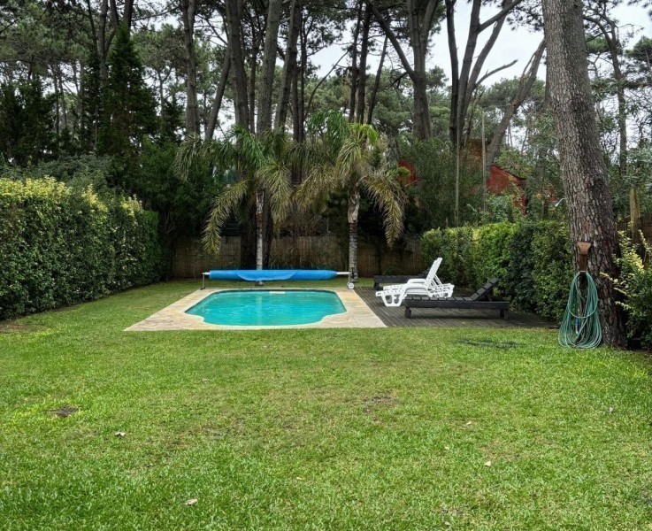 Moderna casa en alquiler y venta sobre Montoya, La Barra a 2 cuadras del mar.